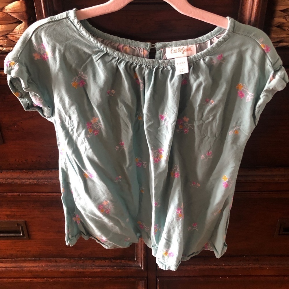 Cat & Jack green floral blouse in size S (6-6x)